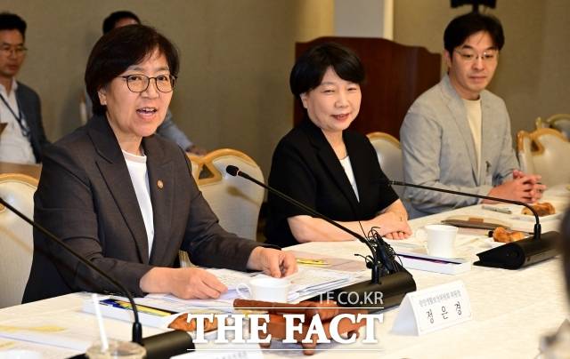 11일 사직 전공의들 다수가 복귀해도 필수의료와 지역의료 부족 현상은 이어질 전망이다. 정부가 필수·지역의료 강화를 위한 조치를 추진할 방침인 가운데 논란이 큰 공공의대·의료사고 법적부담 완화·의대 증원이 관건이다. 사진은 정은경 보건복지부 장관이 지난 7월 31일 오후 서울 종로구 정부서울청사에서 열린 제77차 중앙생활보장위원회 회의에 참석해 모두발언 하는 모습. /사진=임영무 기자