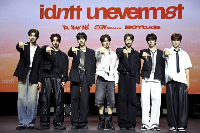 그룹 아이덴티티의 첫 유닛 유네버멧은 데뷔 후 팬 투표를 통해 '유 네버 멧' '던져' '보이튜드'의 트리플 타이틀곡 중 '슈퍼 타이틀'을 결정한다. 이후 유네버멧은 '슈퍼 타이틀'의 키워드에 맞춰 성장하게 된다./모드하우스