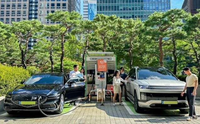 SK이노베이션 계열 직원들이 서울 종로구 SK서린빌딩에서 충전중인 현대자동차 대표 전기차 모델 아이오닉9과 eG80(전기화 모델)을 체험하고 있다. (사진=SK이노베이션)