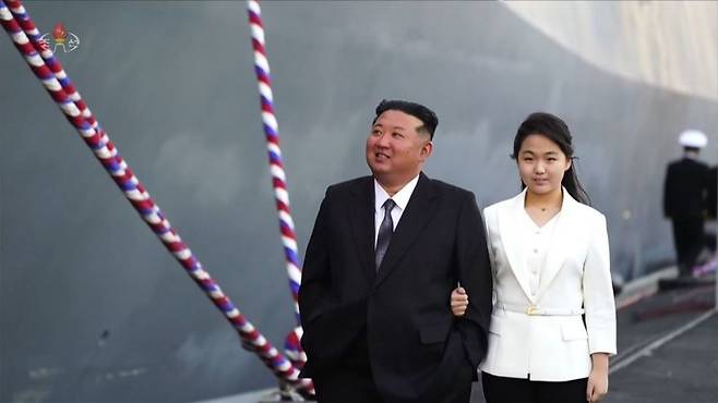 지난 4월 북한 조선중앙TV가 북한 김정은 국무위원장이 참석한 가운데 5,000t급 신형다목적구축함 '최현호' 진수식이 남포조선소에서 진행됐다고 26일 보도했다. 배에 오른 김 위원장과 딸 주애가 팔짱을 낀 채 구내를 돌아보고 있다. 연합뉴스
