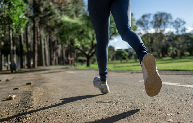 하루 1만보 걷기보다 적은 걸음 수로도 심혈관 질환 예방 효과를 기대할 수 있다는 연구 결과가 나왔다. 사진은 기사의 특정 내용과 관련 없음. 펙셀스.