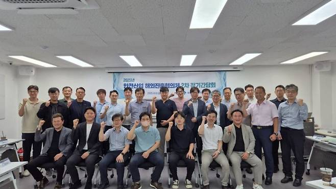 지난 8일 서울 용산구 서울비즈센터에서 열린 '2025년 안전산업 해외진출협의체' 2차 정기 간담회에서 참석자들이 기념 촬영을 하고 있다. 국토안전관리원 제공
