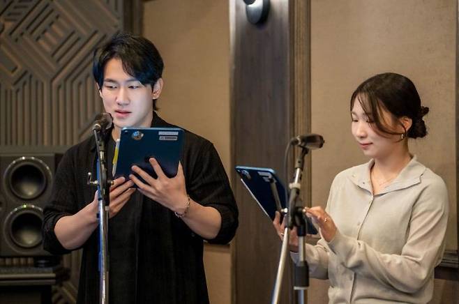 더빙 모습을 시연하는 성우들