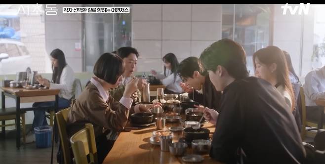 tvN 드라마 '서초동'이 법무법인 형민 소속 어쏘 변호사 5인방의 새로운 출발을 그리며 막을 내렸다. 안정적인 직장을 떠나 검사, 교수, 사내 변호사, 개업 변호사 등 각자의 신념과 가치에 맞는 길을 선택하는 모습은 많은 시청자에게 공감과 응원을 받았다. 흩어진 후에도 서초동에서 다시 모여 우정을 확인하는 장면은 깊은 여운을 남겼다.