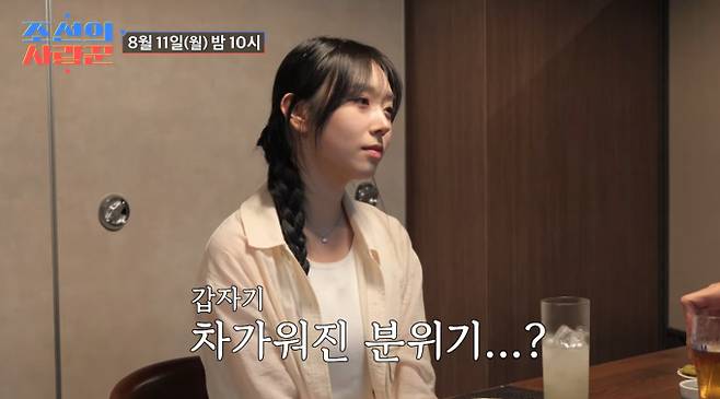 TV조선 '조선의 사랑꾼'에서 김학래-임미숙 부부의 아들 김동영과 맞선 상대 김예은이 함께 요리하며 신혼부부 같은 분위기를 연출했다. 마트에서 다정하게 장을 보고, 주방에서는 서툰 김예은을 위해 김동영이 능숙하게 보조하며 완벽한 호흡을 보였다. 소매를 걷어주는 등 자연스러운 스킨십과 칭찬이 오가는 모습은 '썸'의 설렘을 그대로 보여주며 시청자의 마음을 사로잡았다. 하지만, 함께 요리를 하며 달콤한 분위기를 연출했던 두 사람은 식사 도중 만남의 횟수와 적극성을 두고 미묘한 신경전을 벌였다. 김예은은 김동영이 먼저 만나자는 제안을 한 적이 없다며 서운함을 직접적으로 표현했다. 김동영과 김예은은 관계 진전에 소극적인 태도로 갈등을 겪었다. 두 사람의 대화는 연애 초기 누구나 경험하는 감정의 줄다리기와 소통 문제를 사실적으로 보여주었다. 김예은이 문제를 제기하며 관계 변화 가능성에 시청자들의 관심이 모아지고 있다.