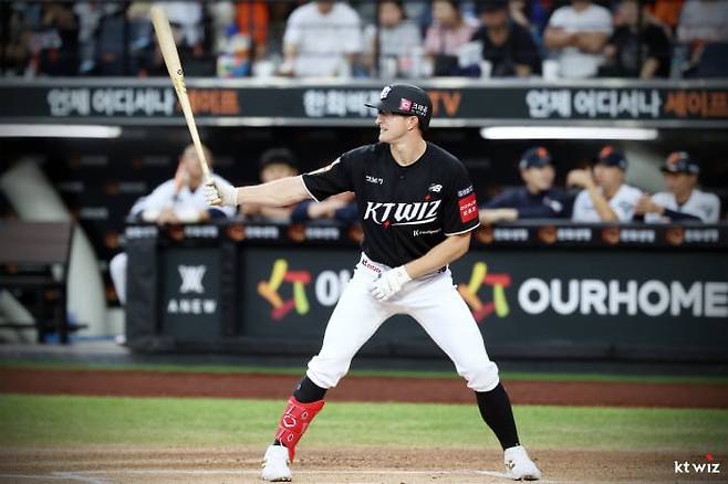 멜 로하스 주니어를 방출하고 KT가 영입한 새 외인 타자 스티븐슨.