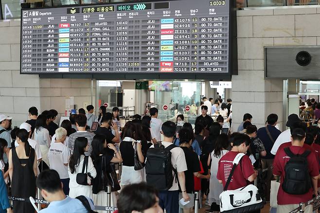 여름 휴가철이 시작된 지난달 25일 서울 김포공항이 여행객으로 북적이고 있다. /연합뉴스