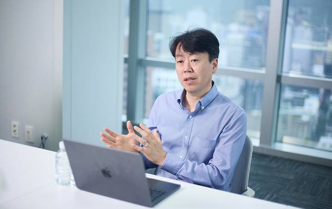 김태윤 SK텔레콤 파운데이션 모델 담당(부사장)이 지난 6일 서울 중구 페럼타워에서 가진 인터뷰에서 "사람들이 써보고 '괜찮다'고 할 수 있는 AI를 만들겠다"고 말했다. /SK텔레콤