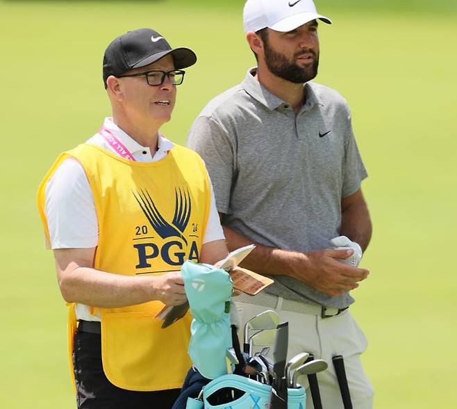 작년 PGA 챔피언십 3라운드에서 코스를 바라보는 셰플러(오른쪽)와 페인. /PGA X