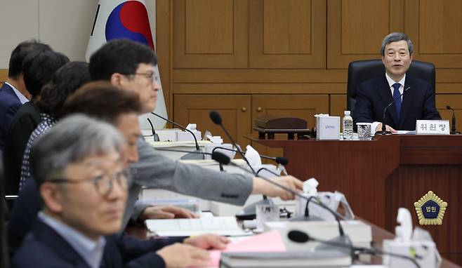 11일 서울 서초구 대법원에서 이동원 위원장 주재로 제140차 양형위원회 전체회의가 열리고 있다. /연합뉴스
