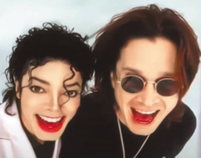 로드 스튜어트가 최근 미국 공연에서 공개한 영상. 고인이 된 마이클 잭슨(왼쪽)과 오지 오즈번 이 천국에서 함께 '셀카'를 찍으며 웃는 모습에 영미권에선 'AI 윤리성' 논란이 일고 있다./유튜브