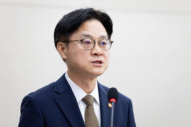 김정관 산업통상자원부 장관이 지난 6일 서울 여의도 국회에서 열린 제428회 국회(임시회) 산업통상자원중소벤처기업위원회 1차 전체회의에 출석해 한미 관세협상 결과 및 향후 계획에 대해 보고하고 있다. /뉴스1