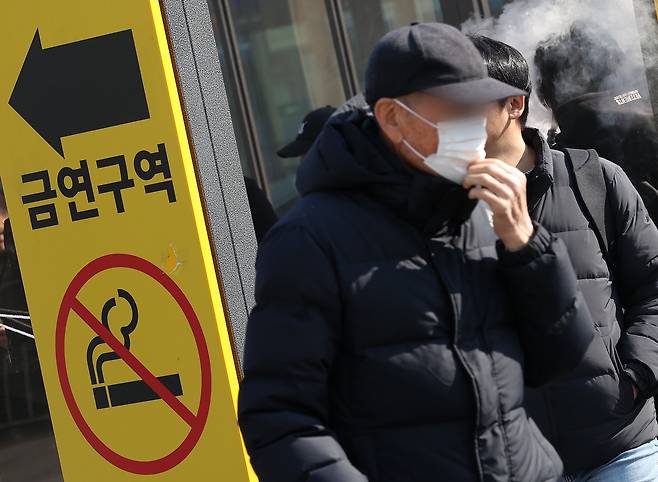 지난 3월 19일 서울역 광장 흡연구역 앞으로 마스크를 착용한 한 시민이 이동하고 있다. /뉴스1