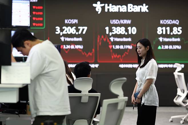 11일 서울 하나은행 본점 딜링룸. /연합뉴스