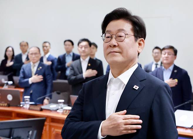 이재명 대통령이 11일 서울 용산 대통령실 청사에서 열린 임시 국무회의에서 국기에 경례하고 있다./연합뉴스