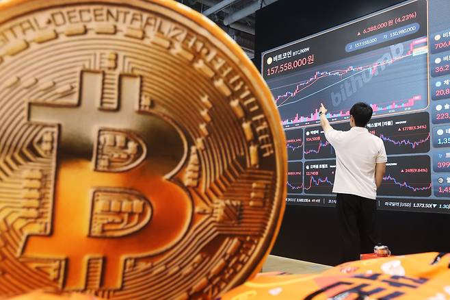 최근 자금난과 상장폐지 위기에 몰린 바이오기업들이 돌파구를 찾기 위해 가상화폐 사업에 뛰어들고 있다. 사진은 지난 7월 서울 서초구 빗썸라운지 강남본점에 표시된 가상화폐 시세./연합뉴스