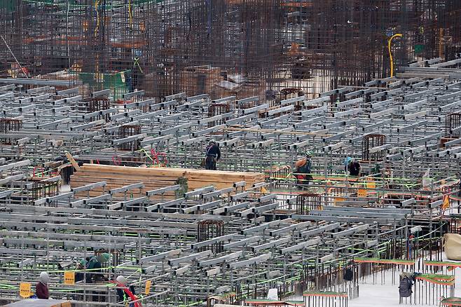 정부가 건설 현장의 불법 하도급에 대한 집중 단속에 나선 11일 서울 시내 한 아파트 건설 현장에서 작업자들이 작업을 하고 있다. /연합뉴스
