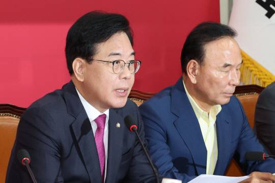 국민의힘 송언석 비상대책위원장 겸 원내대표가 11일 서울 여의도 국회에서 열린 비상대책위원회의에서 발언하고 있다. 연합뉴스