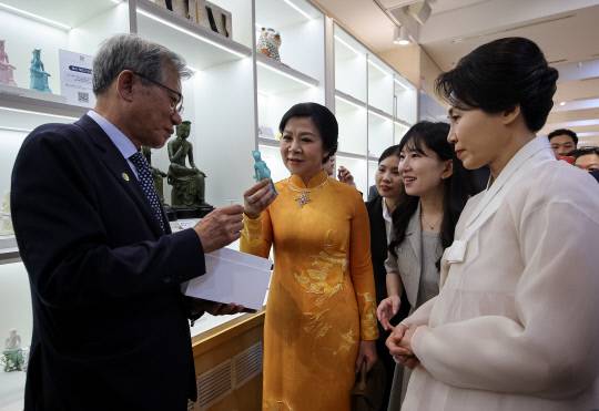 김혜경 여사와 또 럼 베트남 당 서기장의 배우자 응오 프엉 리 여사가 11일 서울 용산구 국립중앙박물관 기념품점에서 유홍준(왼쪽) 관장의 설명을 들으며 뮤지엄 굿즈를 보고 있다. 연합뉴스