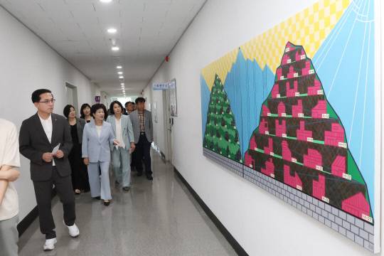 박희조 동구청장이 11일 가오동 상상바캉스 전시장을 둘러보고 있다. 동구 제공