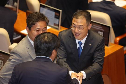 김상욱 더불어민주당 의원이 지난 6월 5일 국회 본회의에 참석해 의원들과 인사하고 있다. 연합뉴스