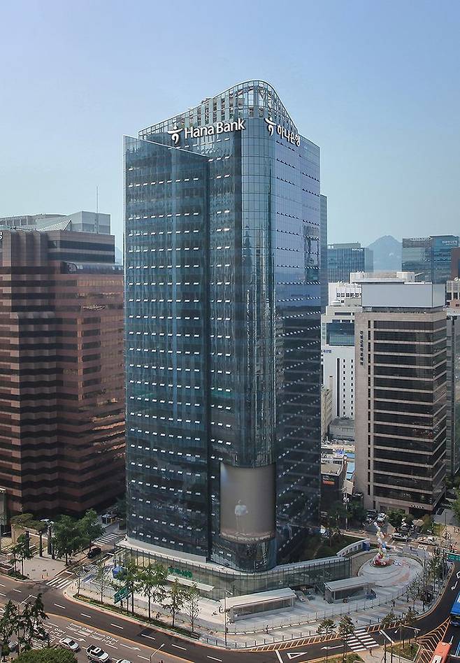 하나은행이 한화에비에이션과 대규모 선순위 대출(신디케이티드론) 계약을 체결했다.ⓒ하나은행