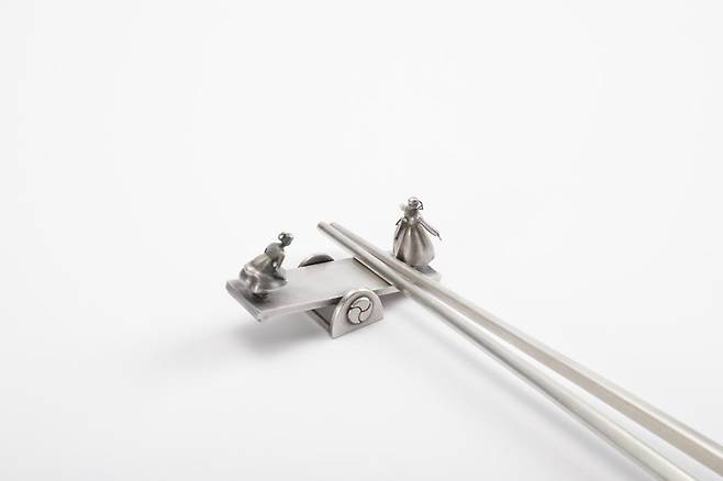 2025청주공예비엔날레 조직위가 주최한 ‘보자기X젓가락 연결 짓기’ 공모전 대상을 수상한 정혁진 작가의 ‘널을 딛고, 솟다’. 청주공예비엔날레 조직위 제공