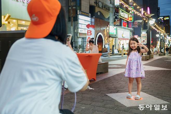 제주 누웨마루거리에서 열린 AI 쇼츠 거리 구축 캠페인에 참가한 중국인이 제주를 배경으로 숏폼 콘텐츠 촬영을 하고 있다. 누웨마루상점가상인회 제공