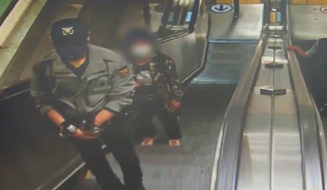 가짜 경찰 제복과 장비를 착용하고 지하철역을 돌아다닌 남성. (사진=경기북부경찰청)