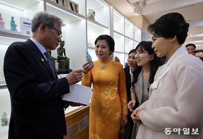 한국을 국빈 방문한 또 럼 베트남 공산당 서기장 부인 응오 푸엉 리 여사가 11일 오전 서울 용산구 국립중앙박물관 기념품샵에서 이재명 대통령 부인 김혜경 여사와 유홍준 국립중앙박물관장과 함께 반가사유상 굿즈를 살펴보고 있다. 송은석 기자 silverstone@donga.com