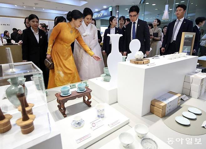 한국을 국빈 방문한 또 럼 베트남 공산당 서기장 부인 응오 푸엉 리 여사가 이재명 대통령 부인 김혜경 여사와 함께 11일 오전 서울 용산구 국립중앙박물관 기념품샵을 살펴보고 있다. 송은석 기자 silverstone@donga.com