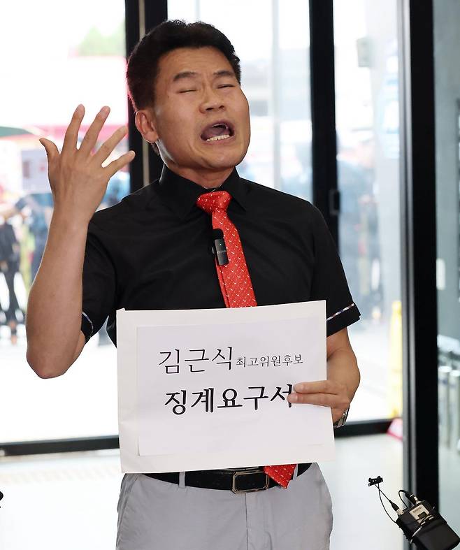 국민의힘 전당대회 합동연설회 야유 사태를 일으킨 전한길 씨가 11일 오후 서울 여의도 국민의힘 당사에서 최고위원 선거에 출마한 김근식 후보에 대한 징계 요구서를 제출하며 입장을 밝히고 있다. 2025.8.11/뉴스1