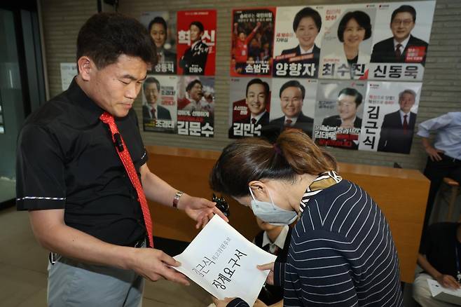 대구·경북 전당대회 합동연설회에서 ‘배신자’ 야유를 주도한 전한길  전 한국사 강사가 11일 서울 여의도 국민의힘 당사 로비에서 ‘김근식 최고위원 후보 징계요구서’를 당 윤리위 관계자에게 제출하고 있다.  2025.08.11. 뉴시스