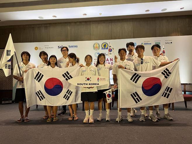 2026년 아이치·나고야 아시안게임 서핑에 걸린 출전권(남자 2장·여자 2장)을 모두 따낸 한국 서핑 대표팀. 대한서핑협회 제공