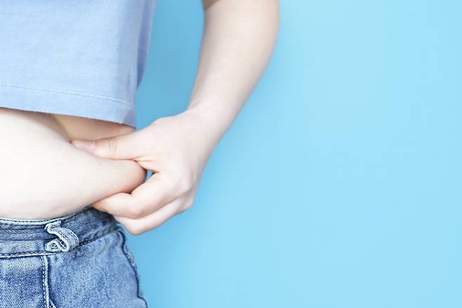 국내 중고생들은 여학생이 남학생에 비해 비만이 아닌데도 스스로 과체중이라고 인식하고 우울증과 자살 위험에 더 많이 노출된 것으로 나타났다. 게티이미지뱅크 제공