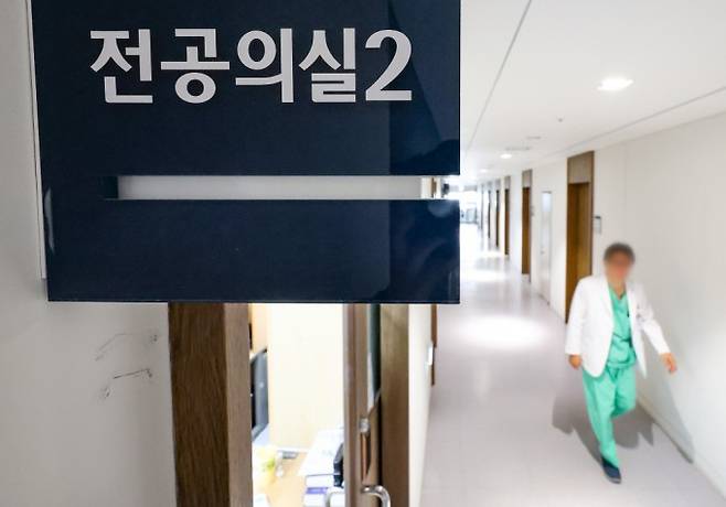 서울 종로구 서울대병원 전공의실 앞 복도에 의료진이 지나가고 있다. 연합뉴스 제공.