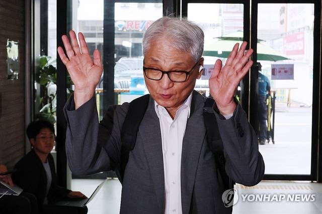 여상원 국민의힘 중앙윤리위원회 위원장이 11일 전한길씨에 대한 징계 여부를 논의하기 위해 열리는 중앙윤리위원회의를 주재하기 위해 서울 여의도 당사 회의실로 향하고 있다. 연합뉴스