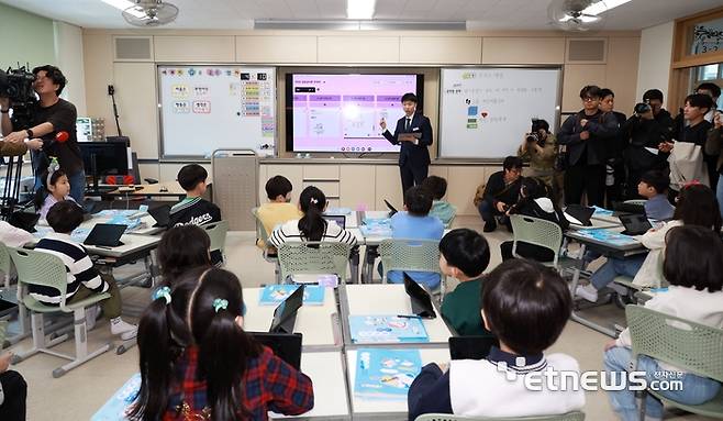 지난 4월 대구 용계초등학교에서 3학년 2반 학생들이 AIDT를 이용해 세자리수의 덧셈 공부를 하고 있다.
