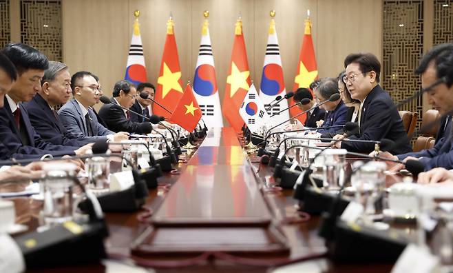 이재명 대통령이 11일 서울 용산 대통령실 청사에서 열린 또 럼 베트남 당 서기장과의 한·베트남 확대 정상회담에서 발언하고 있다.  〈연합뉴스〉