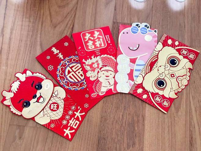 필자가 지인에게 받은 용돈 봉투(홍바오 사진)