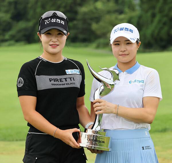 윤이나, 노승희, 방신실, 황유민, 박성현, 박현경 프로 등이 출전한 2025년 한국여자프로골프(KLPGA) 투어 제12회 제주삼다수 마스터스에서 '고지우 동생' 고지원 프로가 우승을 차지했다. 사진은 고지우, 고지원 프로가 우승 트로피를 들고 기념 촬영하는 모습이다. 사진제공=KLPGA