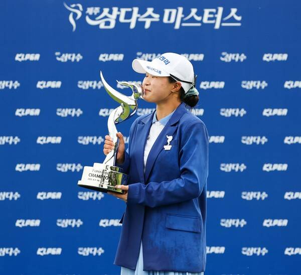 윤이나, 노승희, 방신실, 황유민, 박성현, 박현경 프로 등이 출전한 2025년 한국여자프로골프(KLPGA) 투어 제12회 제주삼다수 마스터스에서 '고지우 동생' 고지원 프로가 우승을 차지했다. 사진은 고지원 프로가 우승 트로피를 들고 기념 촬영하는 모습이다. 사진제공=KLPGA