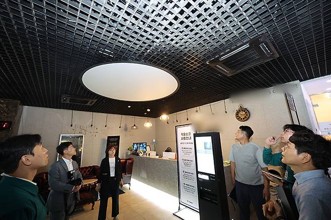 광주 남구 주월동 한 숙박시설 1층 로비에서 안전 자문단이 천장에 달린 스프링클러를 살펴보고 있다.2024.8.29(사진=저작권자(c) 연합뉴스, 무단 전재-재배포 금지)