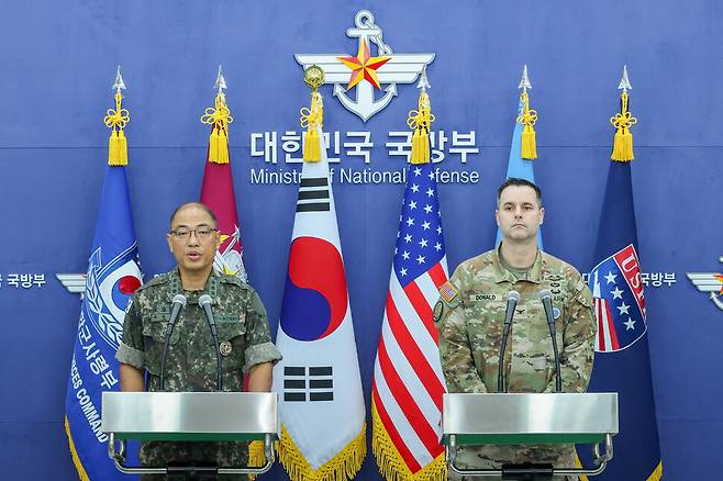 이성준 합동참모본부 공보실장(왼쪽)과 라이언 도널드 주한미군사 공보실장이 지난 7일 서울 용산구 국방부 브리핑룸에서 2025년 을지 자유의 방패(UFS) 연습 한·미 공동 브리핑을 하고 있다. 사진공동취재단