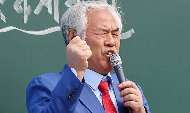 전광훈 사랑제일교회 목사가 지난 5월6일 서울 동화면세점 앞에서 열린 광화문 주일 연합예배에서 설교하고 있다. 연합뉴스