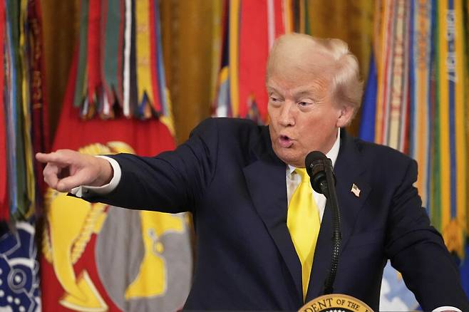 도널드 트럼프 대통령이 7일 백악관에서 열린 다친 미군 장병을 기리는 ‘내셔널 퍼플 하트 데이’ 행사에서 말하고 있다. AP연합뉴스