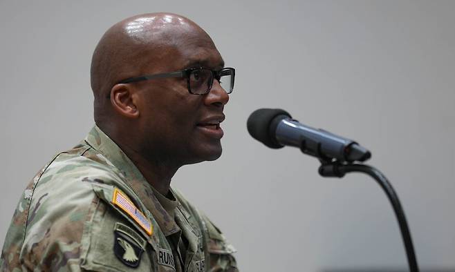 제이비어 브런슨 사령관은 지난 8일 경기 평택 캠프 험프리스 주한미군사령부에서 한국 국방부 기자단과 이야기하고 있다. 주한미군사령부 제공