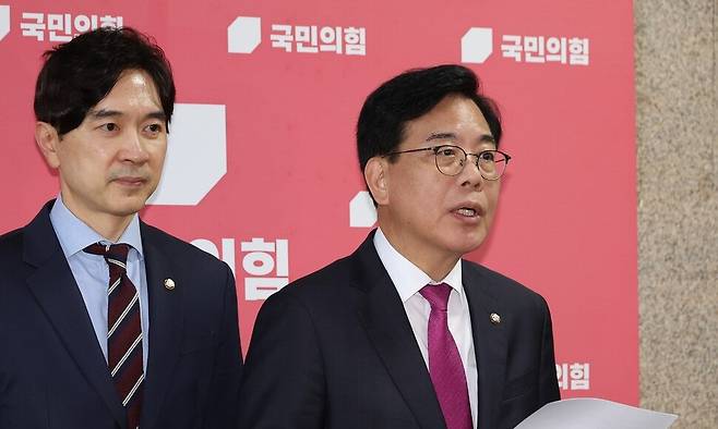 송언석 국민의힘 비상대책위원장 겸 원내대표가 11일 서울 여의도 국회에서 조국혁신당 조국 전 대표 등에 대한 광복절 특별사면 발표와 관련해 발언하고 있다. 연합뉴스