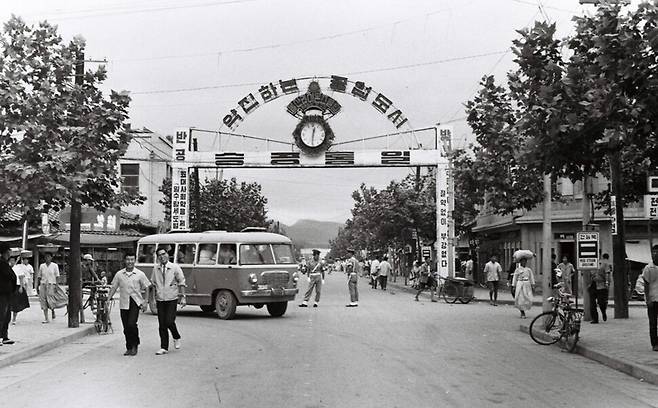 1966년 울산라이온스클럽이 중구 성남동에 세워 울산시에 기부한 최초의 시계탑. 울산시 제공