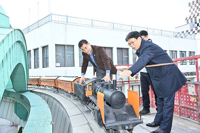 지난해 12월 김영길 울산 중구청장(맨 왼쪽)이 시계탑의 고장 난 모형 열차를 살펴보고 있다. 중구 제공